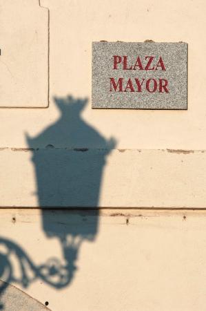cartel Plaza mayor con sombra de farola