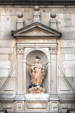 imagen de la Inmaculada en la puerta princiapl del templo parroquial