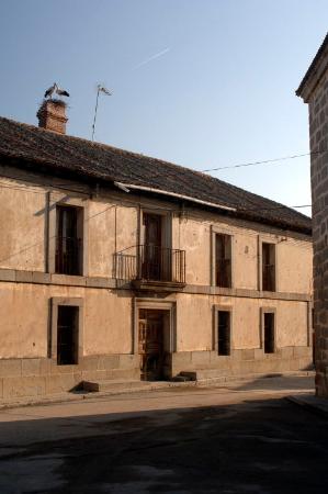 casa solariega al lado del convento