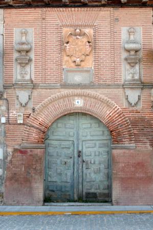 puerta blasonada calle caballeros