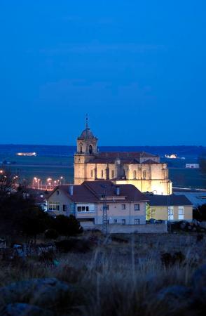 Villacastín de madrugada desde la Cruz de Santiago