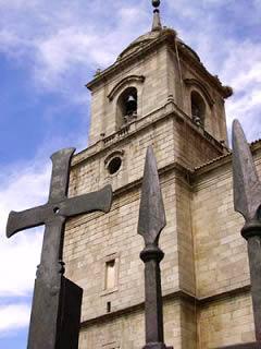 Imagen Detalle del campanario desde la reja de entrada