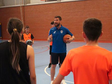 Imagen El entrenador internacional de baloncesto, Manuel Ángel Rodríguez participó en una jornada del Especialízate de baloncesto en Carbonero el Mayor